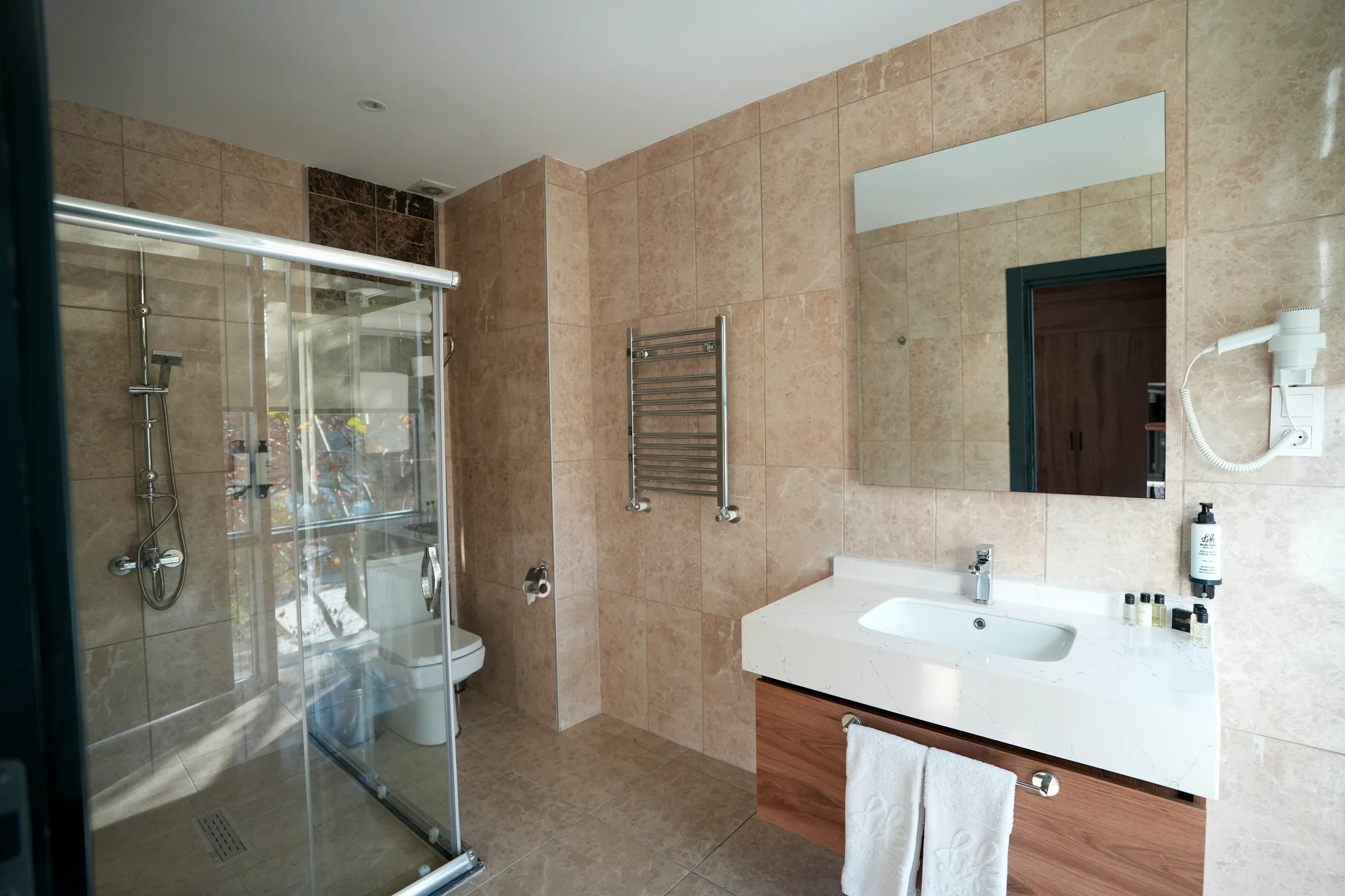 Business Life Hotel Güneşli Oda banyosu