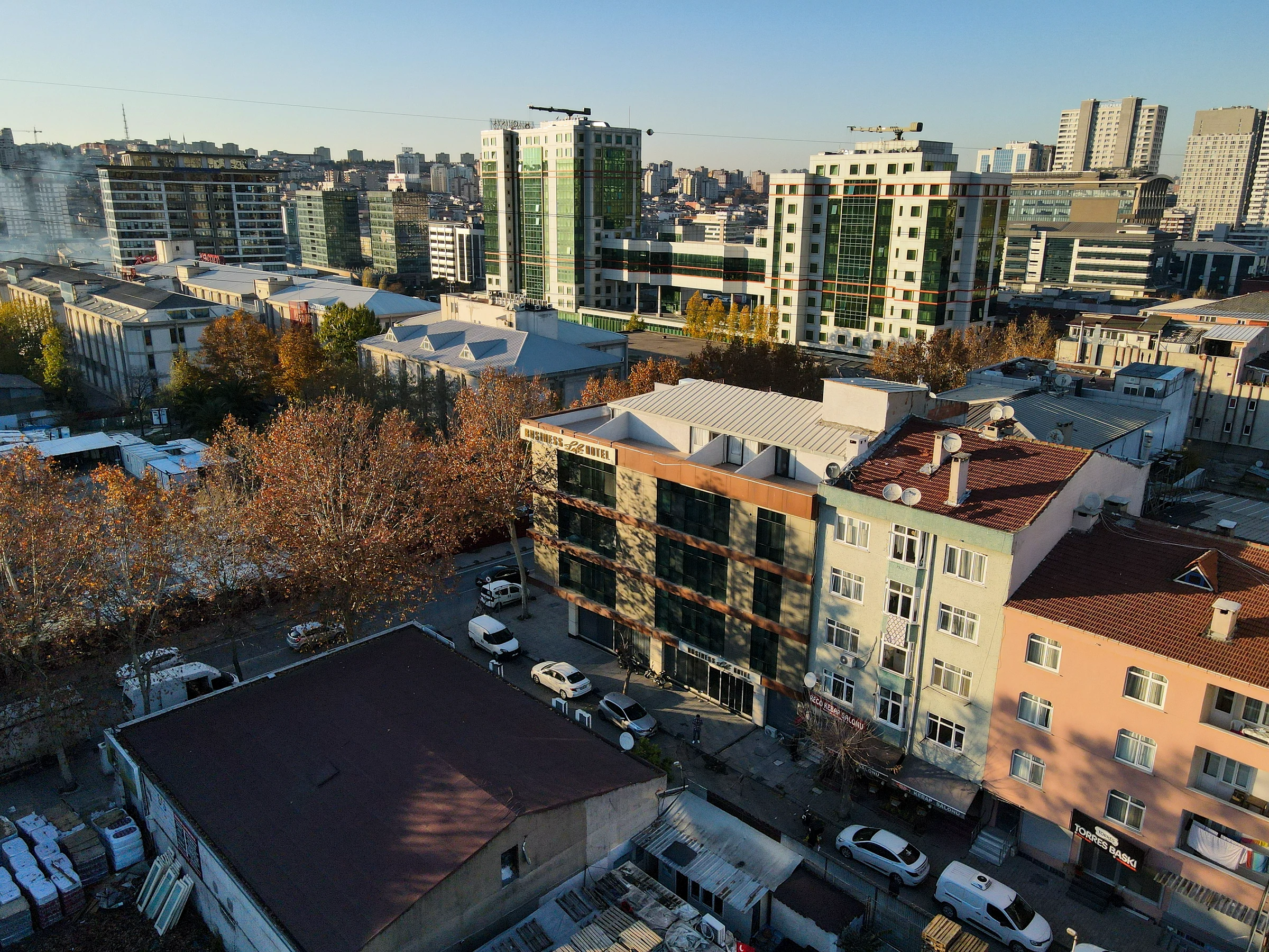 Business Life Hotel Güneşli Güneşli şehir ve otel görünümü