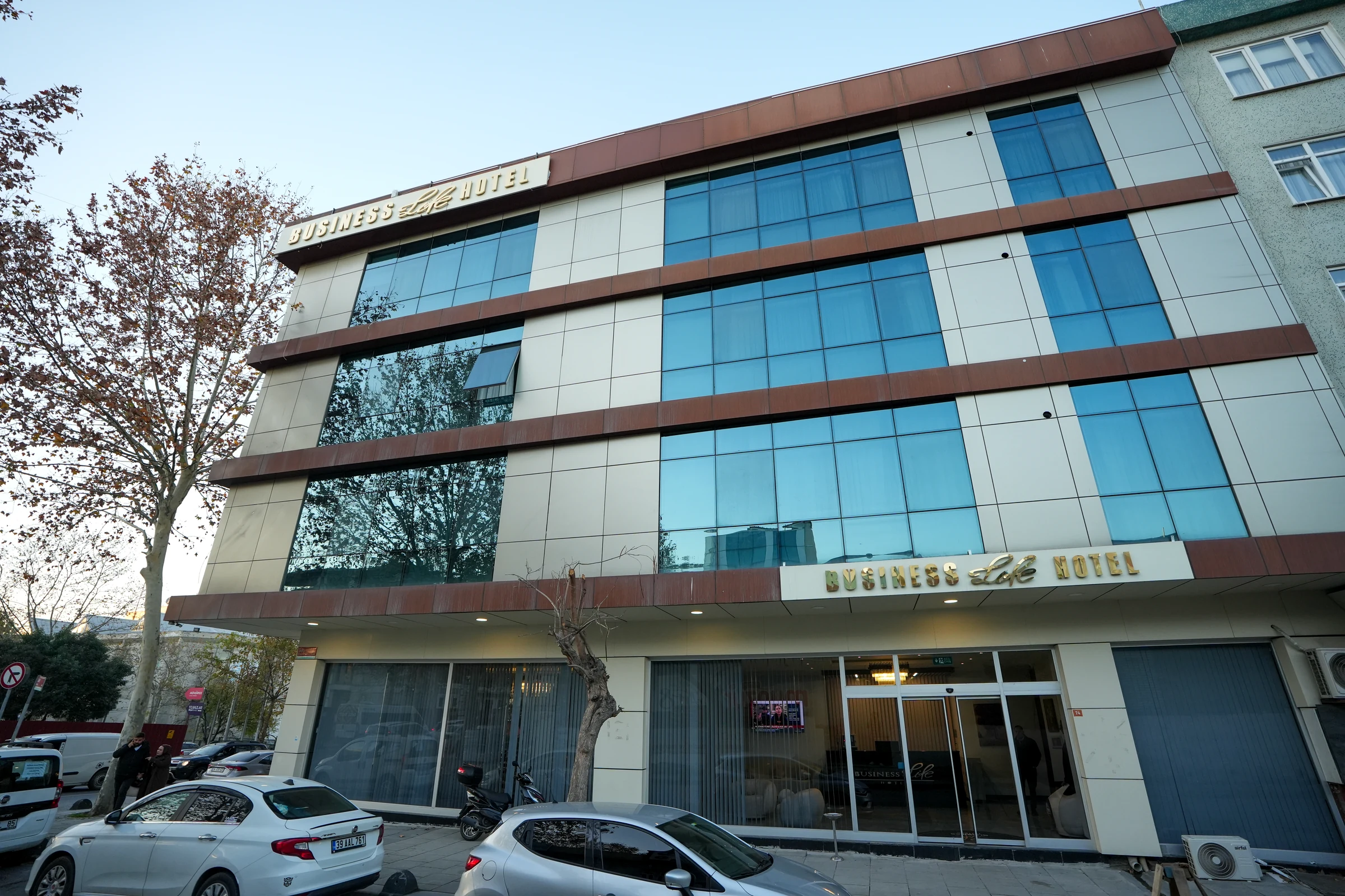 Business Life Hotel Güneşli Otel giriş cephesi