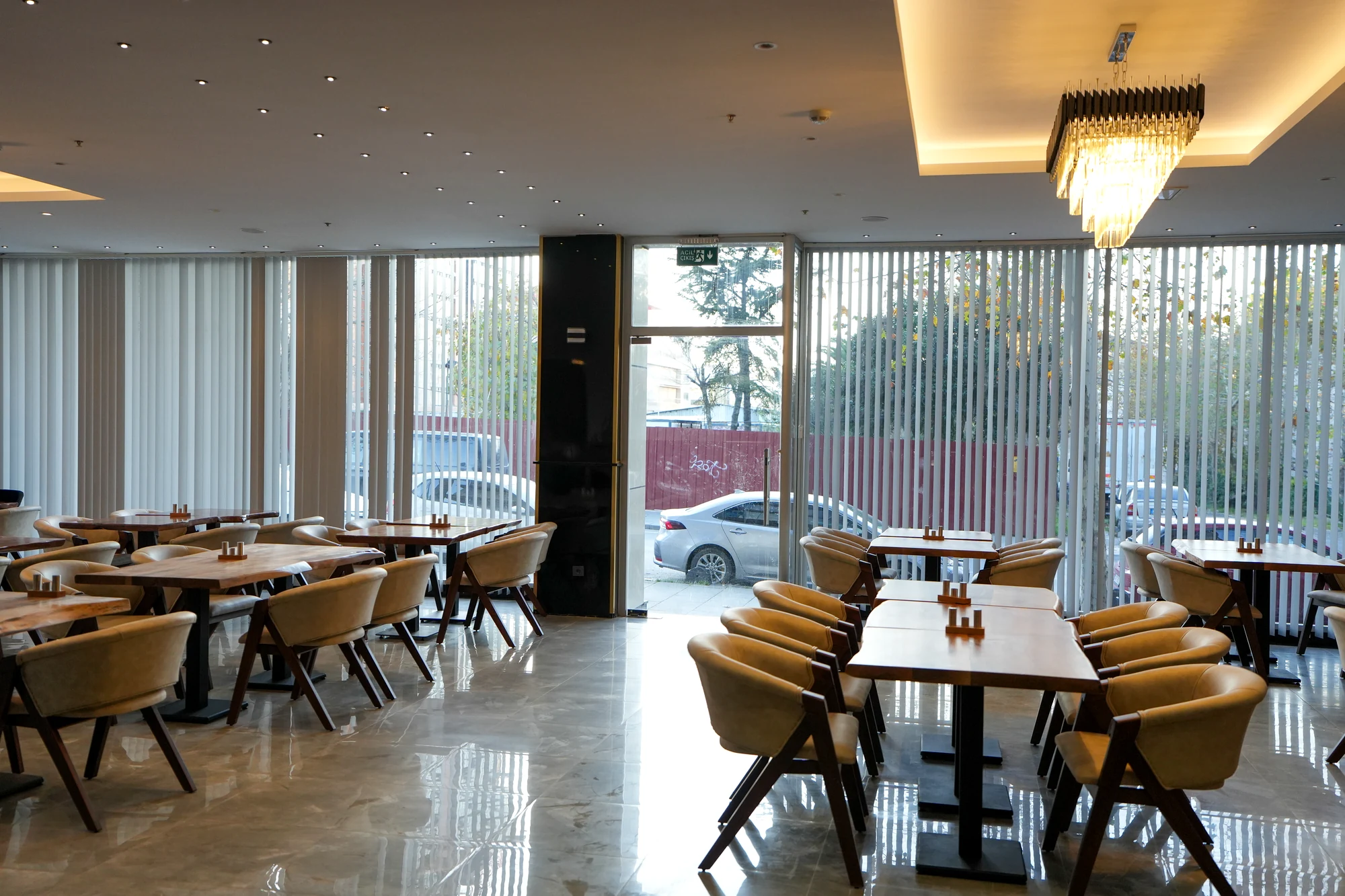 Business Life Hotel Güneşli Restoran oturma alanı