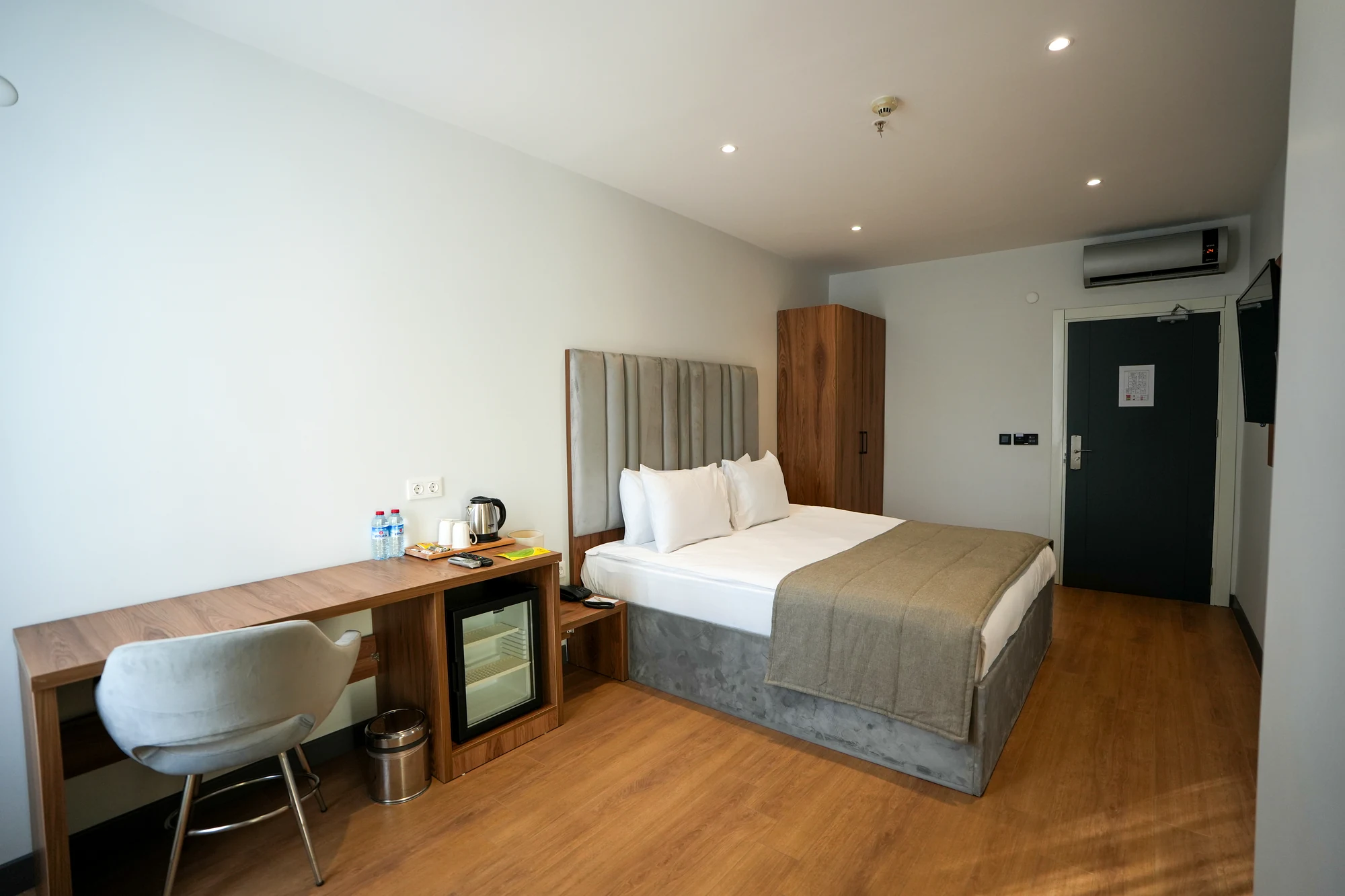 Business Life Hotel Güneşli oda yaşam alanı