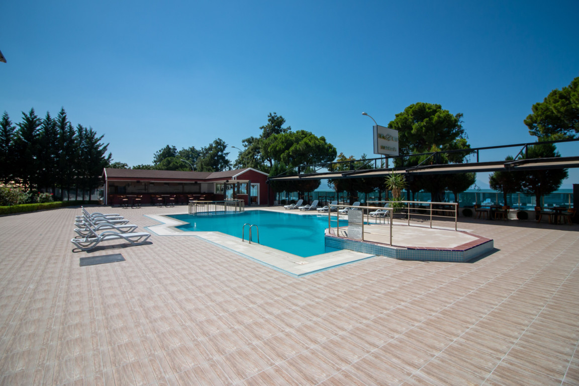 Lake Life Hotel açık havuz
