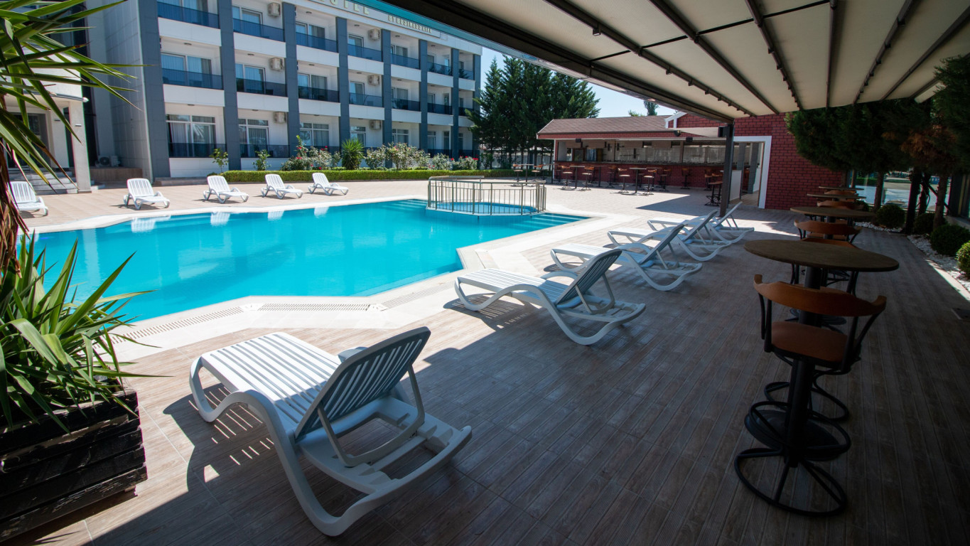 Lake Life Hotel havuz 2