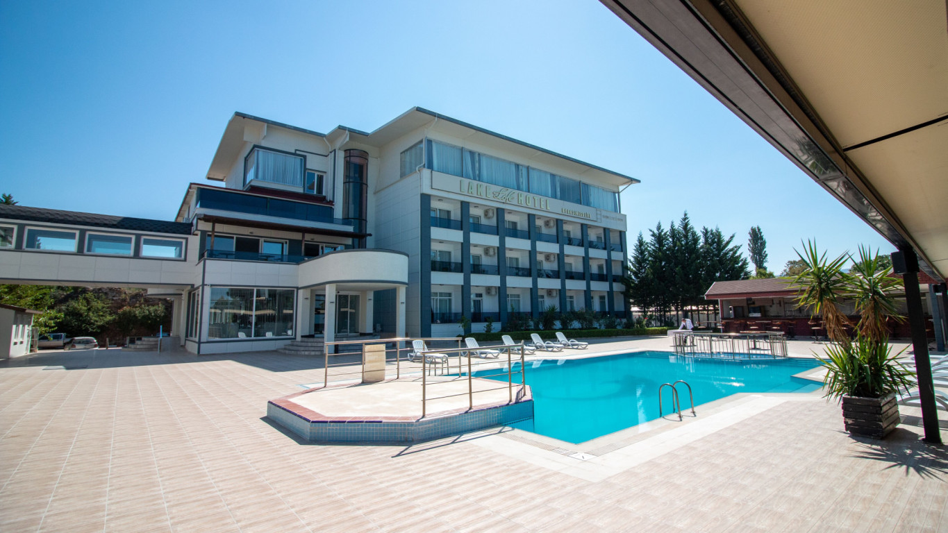 Lake Life Hotel Havuz ve güneşlenme alanı