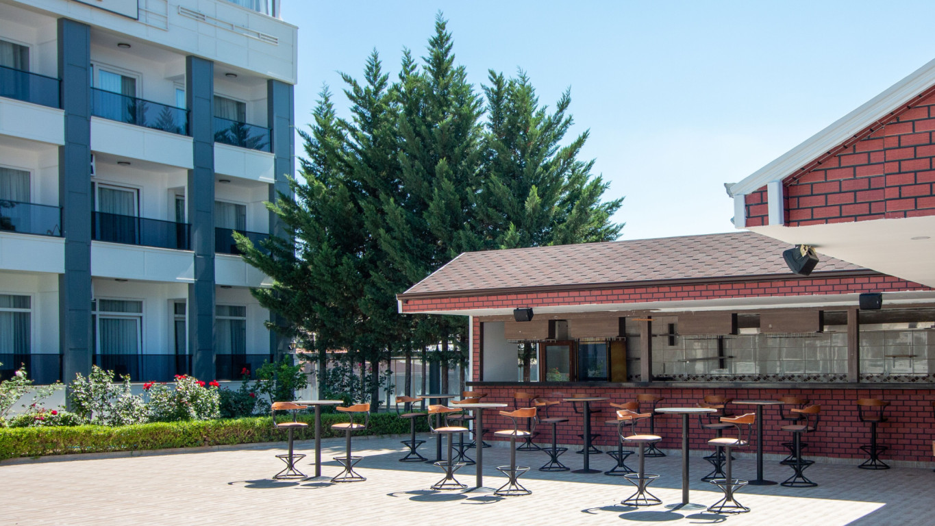 Lake Life Hotel Havuz bar