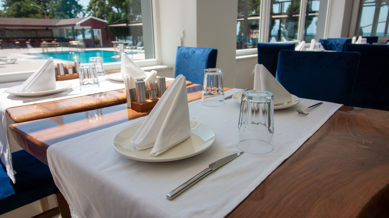 Lake Life Hotel Göl manzaralı restoran