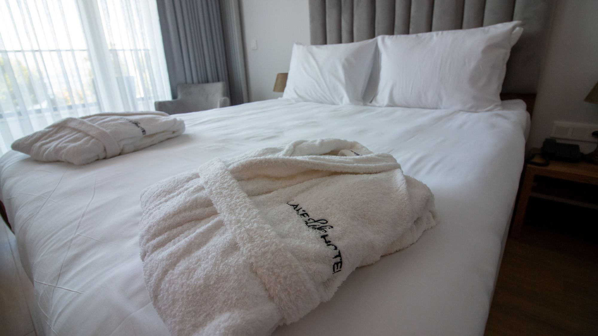 Lake Life Hotel oda yaşam alanı